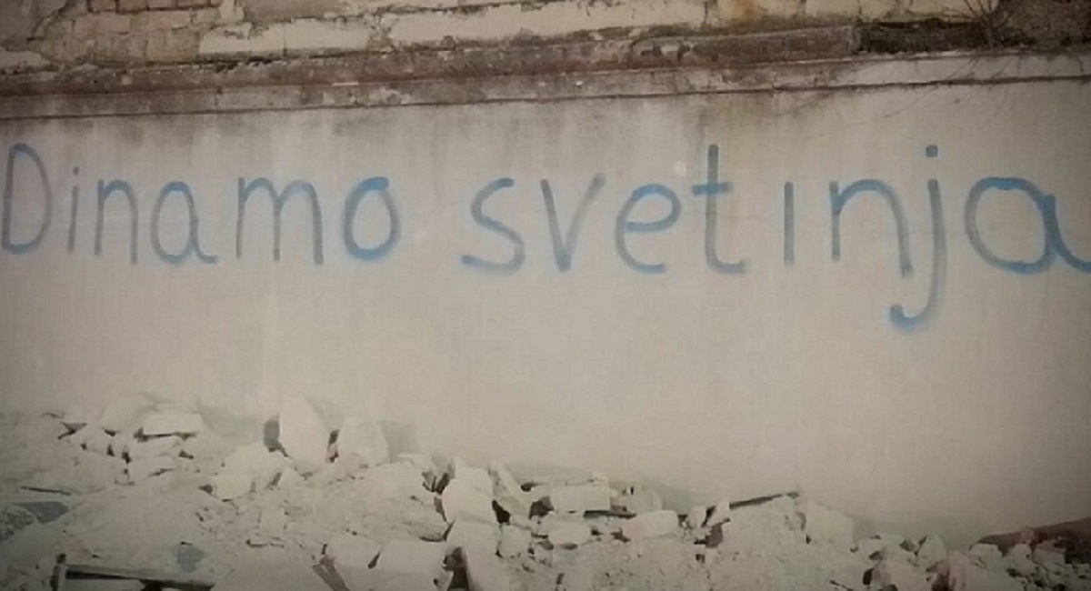 BBB-i su čistili razorenu kuću u Petrinji. Preživio je samo zid s navijačkim grafitom
