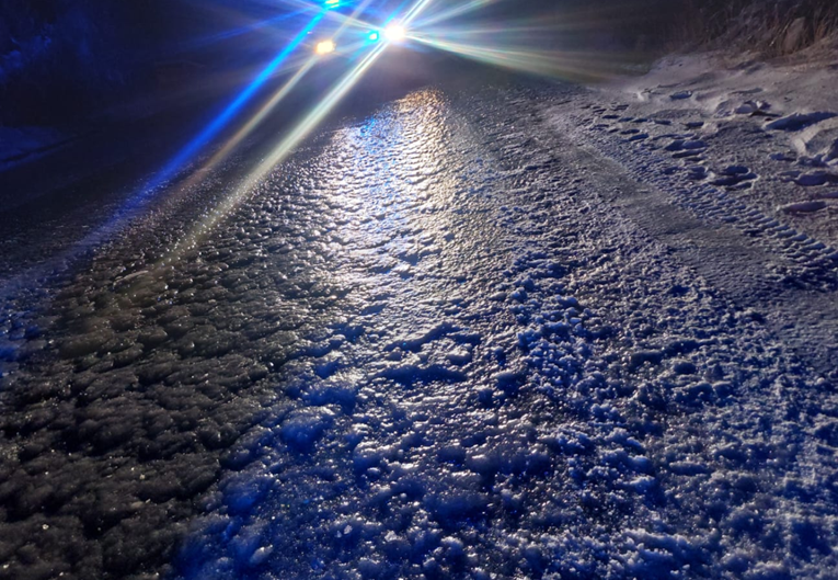 FOTO Crni led na cestama. HGSS evakuirao obitelj s dvoje djece