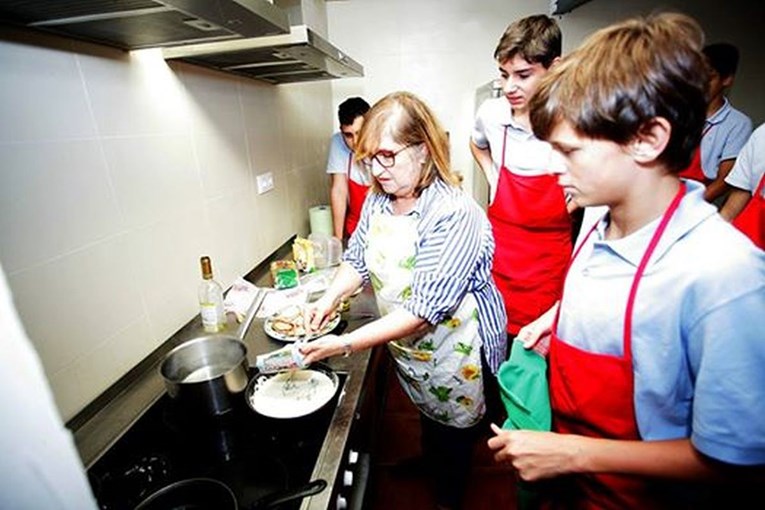 U školi u Španjolskoj dječake uče glačati, šivati, kuhati...