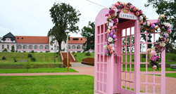 Kod dvorca u Virovitici nalazi se ružičasta govornica, savršena je za Instagram fotke