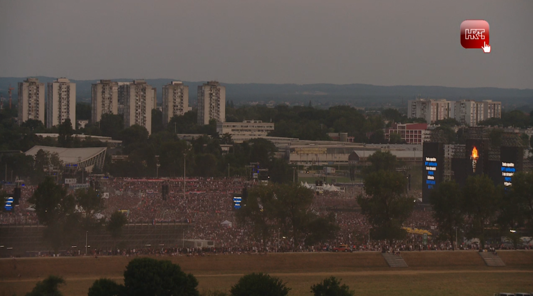 Thompson se nakratko pojavio na pozornici