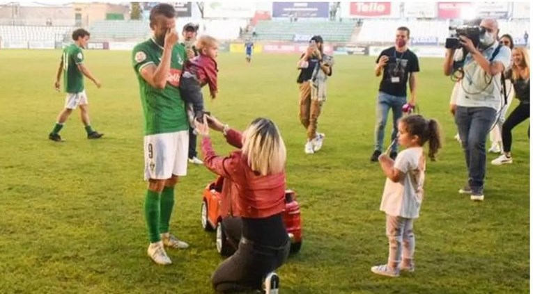 Djevojka zaprosila nogometaša na terenu nakon utakmice, on se rasplakao