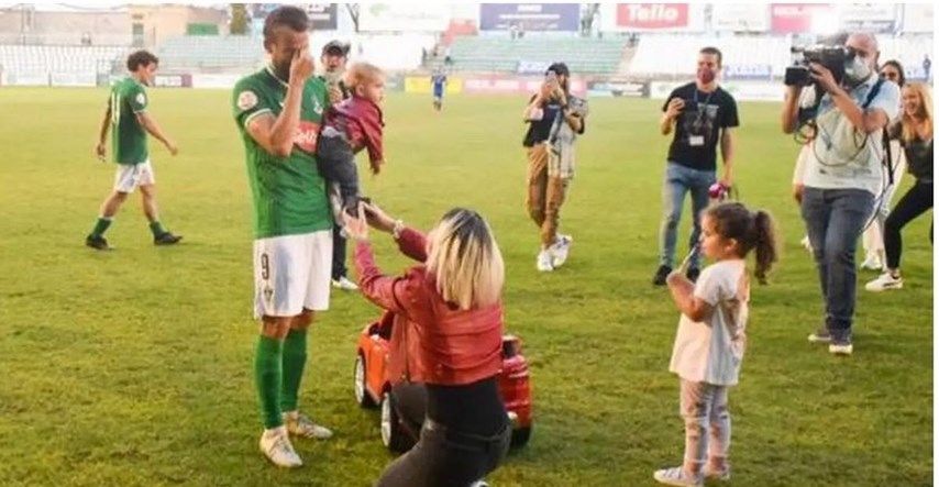 Djevojka zaprosila nogometaša na terenu nakon utakmice, on se rasplakao