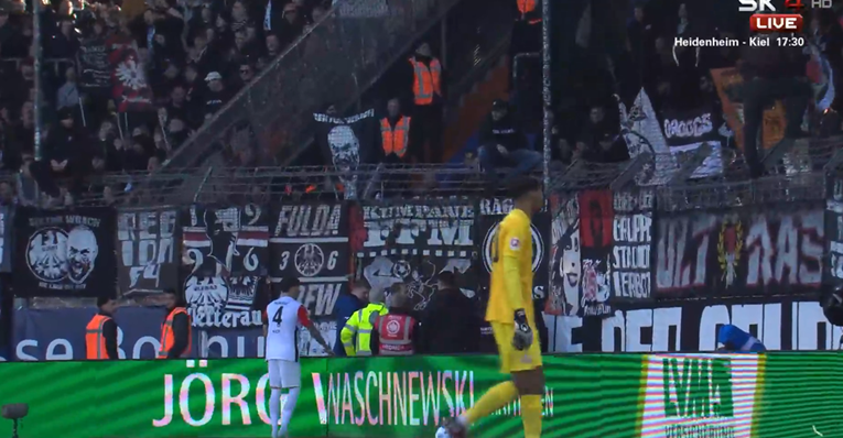 VIDEO Odgođen početak utakmice Bundeslige zbog zastava na tribinama