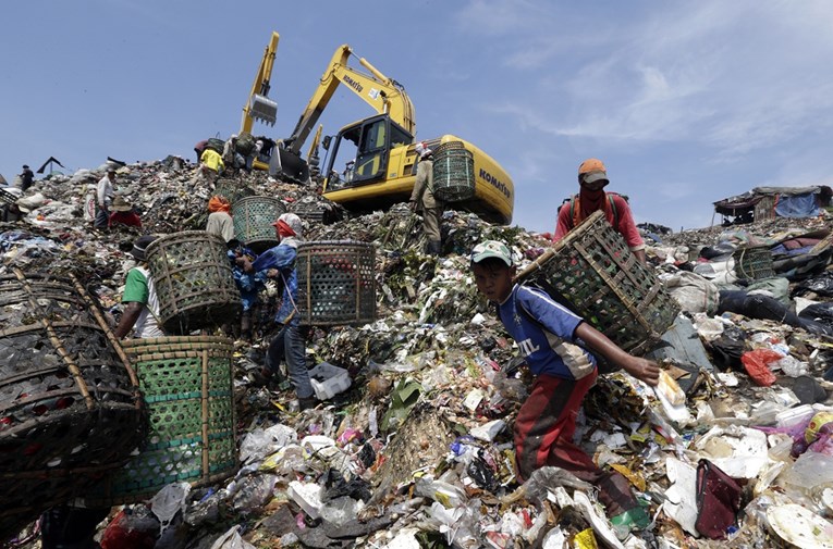 Na odlagalištu u Indoneziji odronilo se smeće. Spasioci traže preživjele