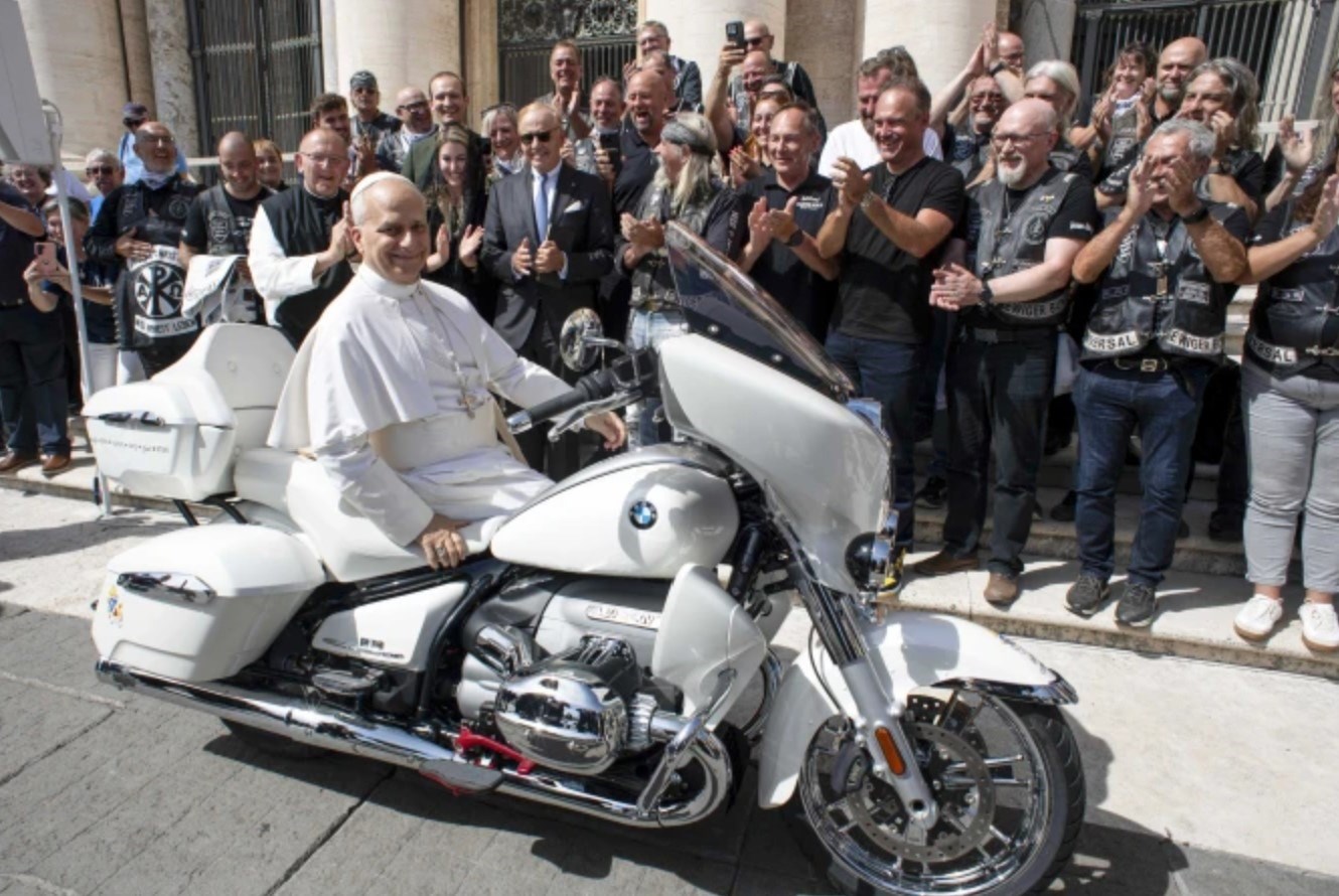Papa Lav primio Jesus Bikere i sjeo za posebno dizajnirani BMW R 18