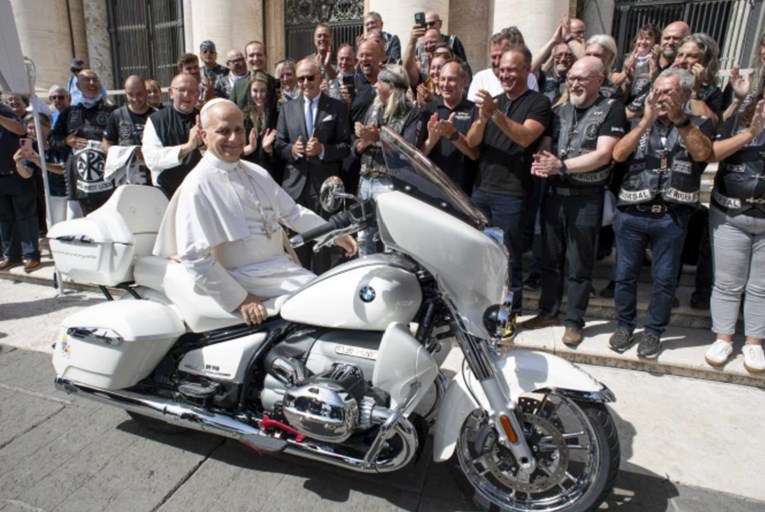 Papa Lav primio Jesus Bikere i sjeo za posebno dizajnirani BMW R 18