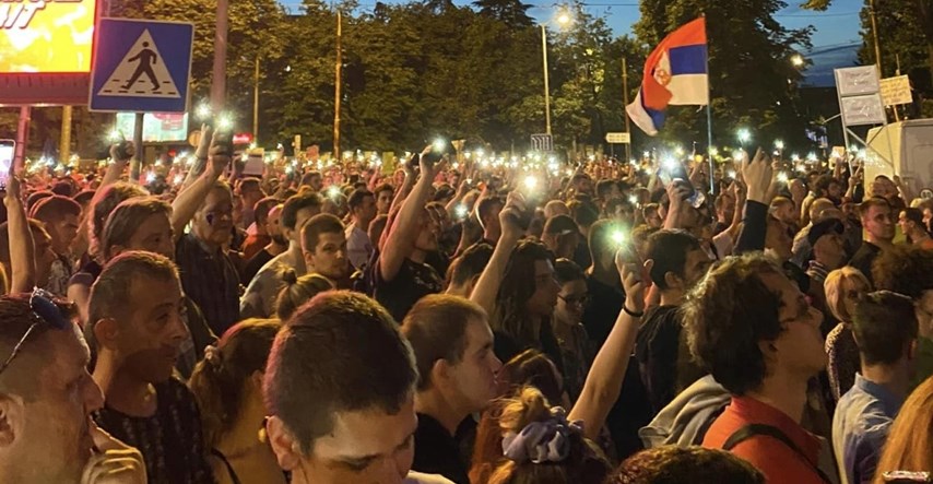 Novi prosvjed u Srbiji, tisuće stigle ispred TV Pinka. Dočekali ih zaštitari
