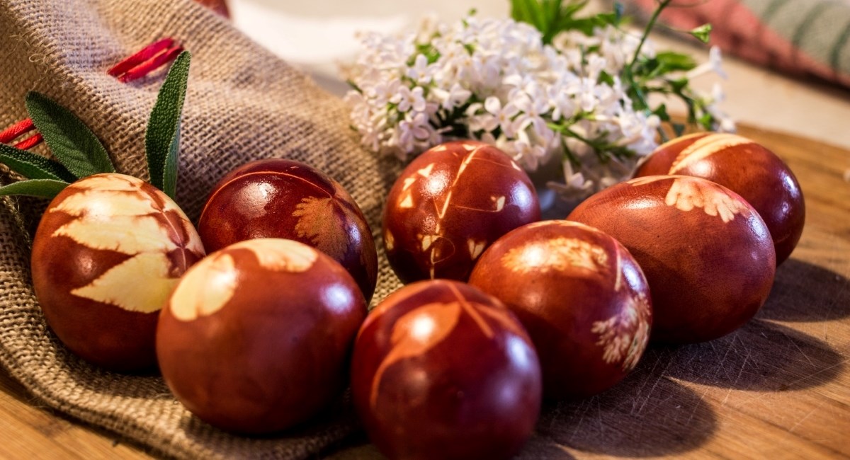 Ako jaja želite obojiti na prirodan način, iskoristite neke od sastojaka iz kuhinje