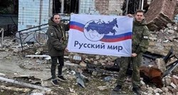 Rusi pozirali u razorenoj Avdijivki s kartom "ruskog svijeta". Na njoj je i Balkan