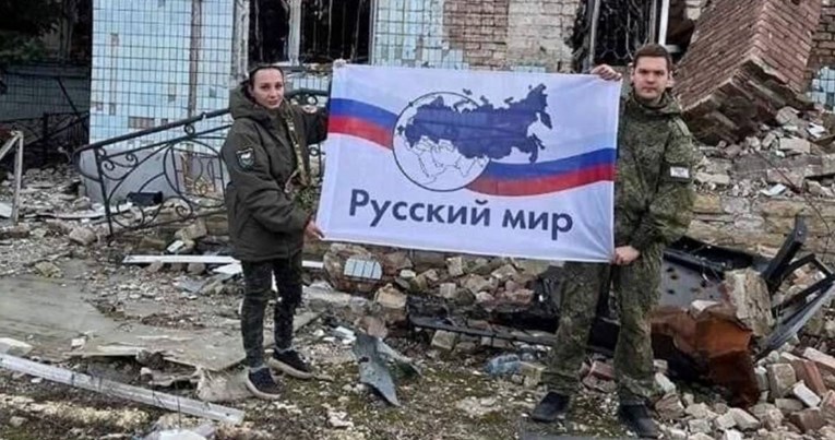 Rusi pozirali u razorenoj Avdijivki s kartom "ruskog svijeta". Na njoj je i Balkan