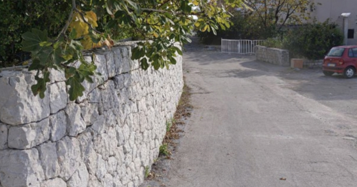 Vozilom blokirao ulicu na Hvaru. Na vjetrobransko staklo stavio natpis "Nema na more"
