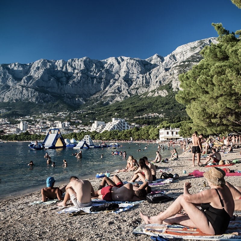Zaštitari i policija čuvaju plažu u Makarskoj od nasilja i krađa