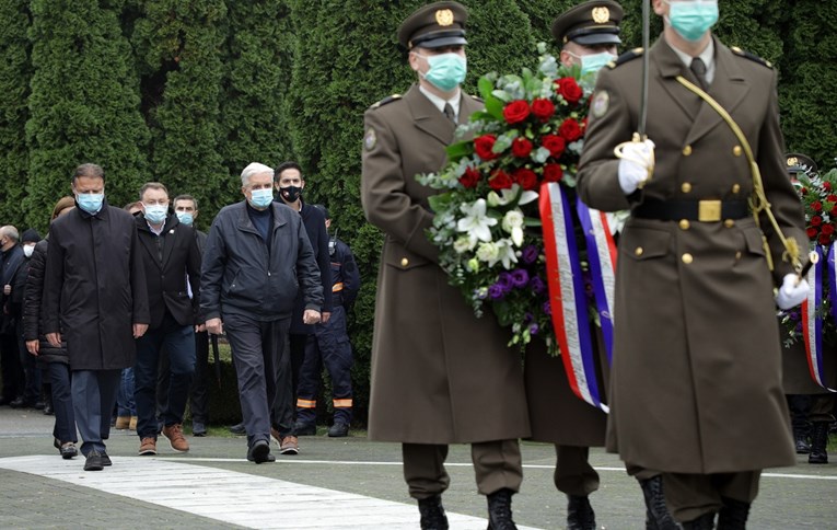 Državna izaslanstva i političari položili vijence na vukovarskom groblju