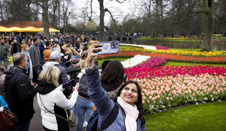 Počela sezona tulipana u Nizozemskoj, ekološki aktivisti prosvjedovali goli