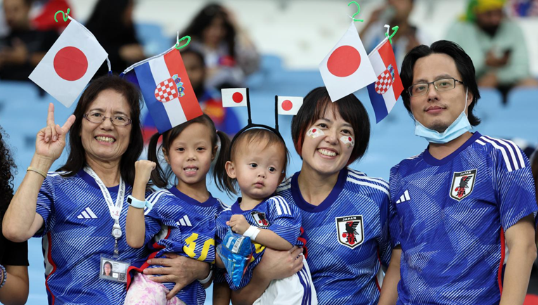 FOTO Obitelj Japanaca stigla na tribine sa svojim i hrvatskim obilježjima