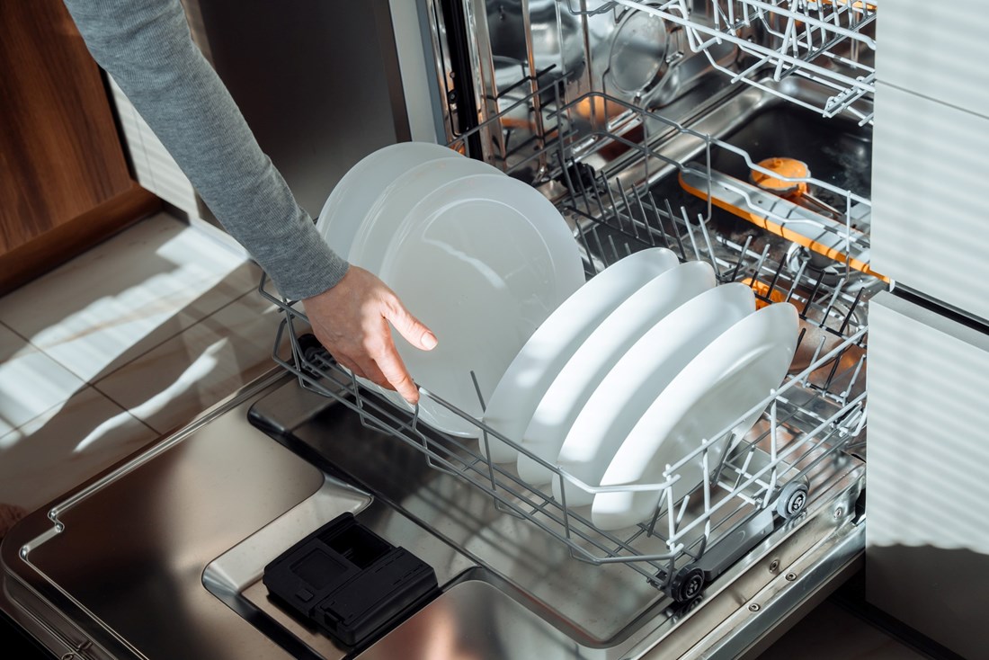 Da, postoji ispravan način slaganja perilice posuđa. Evo pet osnovnih pravila
