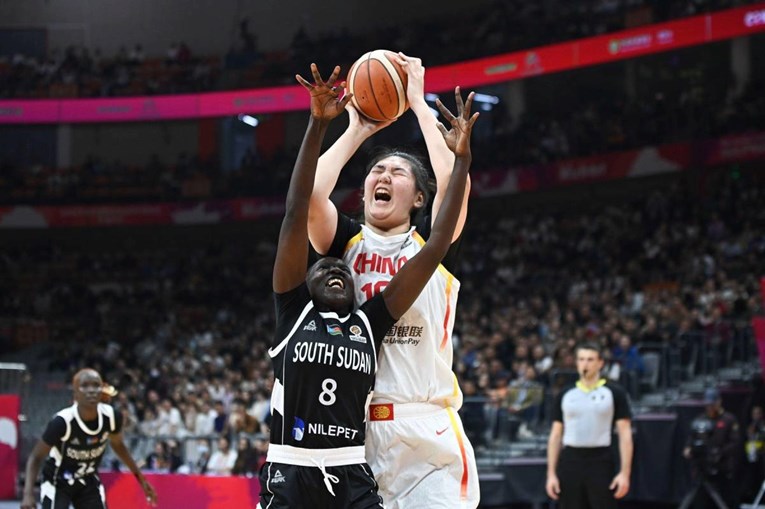 VIDEO Kineska košarkašica tinejdžerica ima 220 centimetara. Dominira pod košem