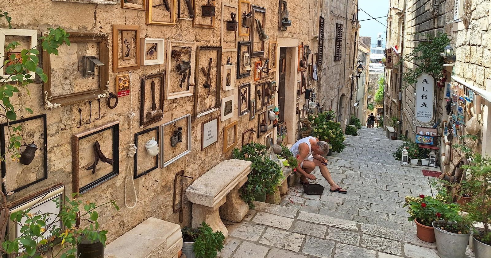 Tonči s Korčule na zidu svoje kuće napravio izložbu starih predmeta