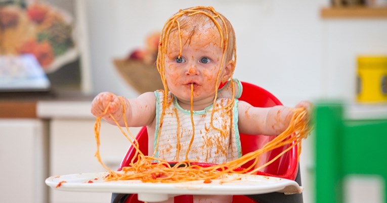 Maloj djeci treba dopustiti da budu neuredna dok jedu, upozorava psihologinja