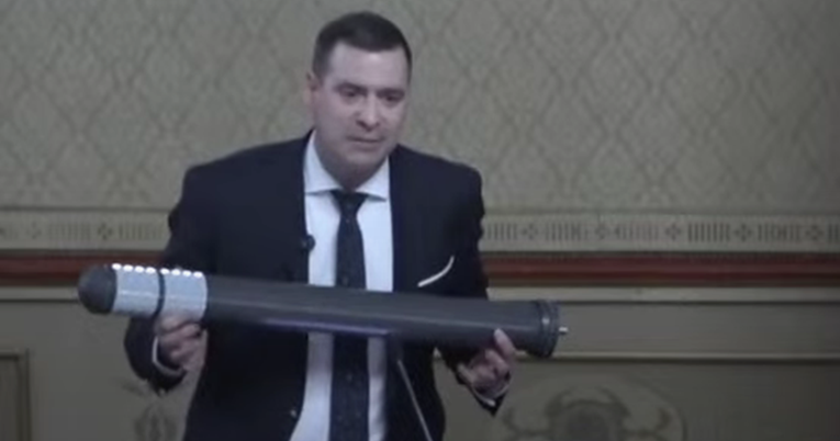 Herman za govornicu zagrebačke Skupštine donio prometni stupić u futroli