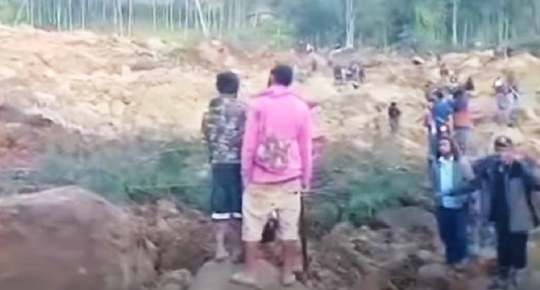 Klizište zatrpalo selo u Papui Novoj Gvineji. Stižu snimke. "Ima oko 100 mrtvih"