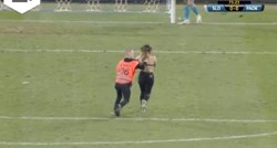 VIDEO Polugola djevojka utrčala Bebeku na teren na utakmici Europa lige