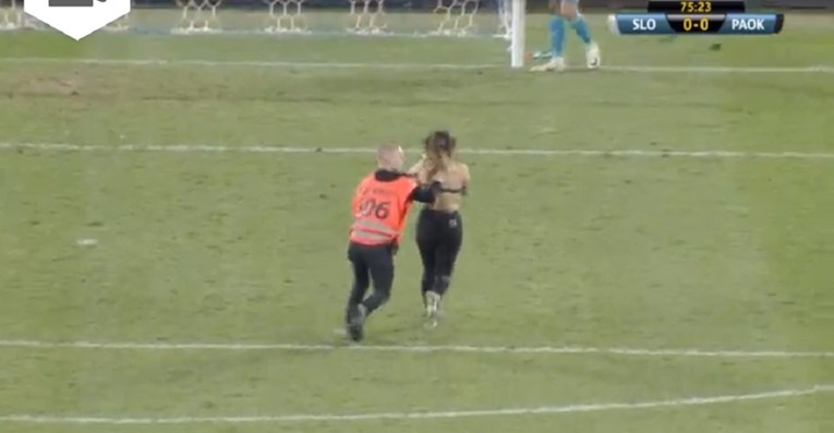 VIDEO Polugola djevojka utrčala Bebeku na teren na utakmici Europa lige