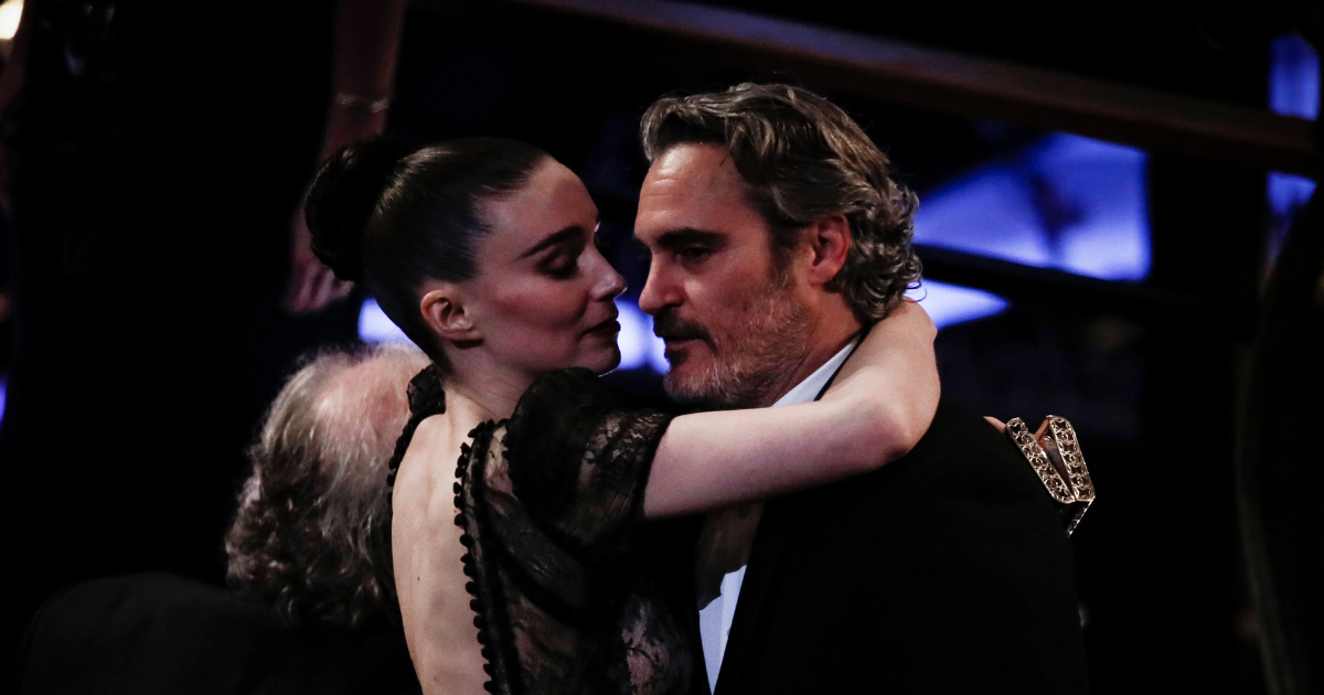 Joaquin Phoenix jednim detaljem potaknuo glasine o vjenčanju s glumicom Rooney Marom