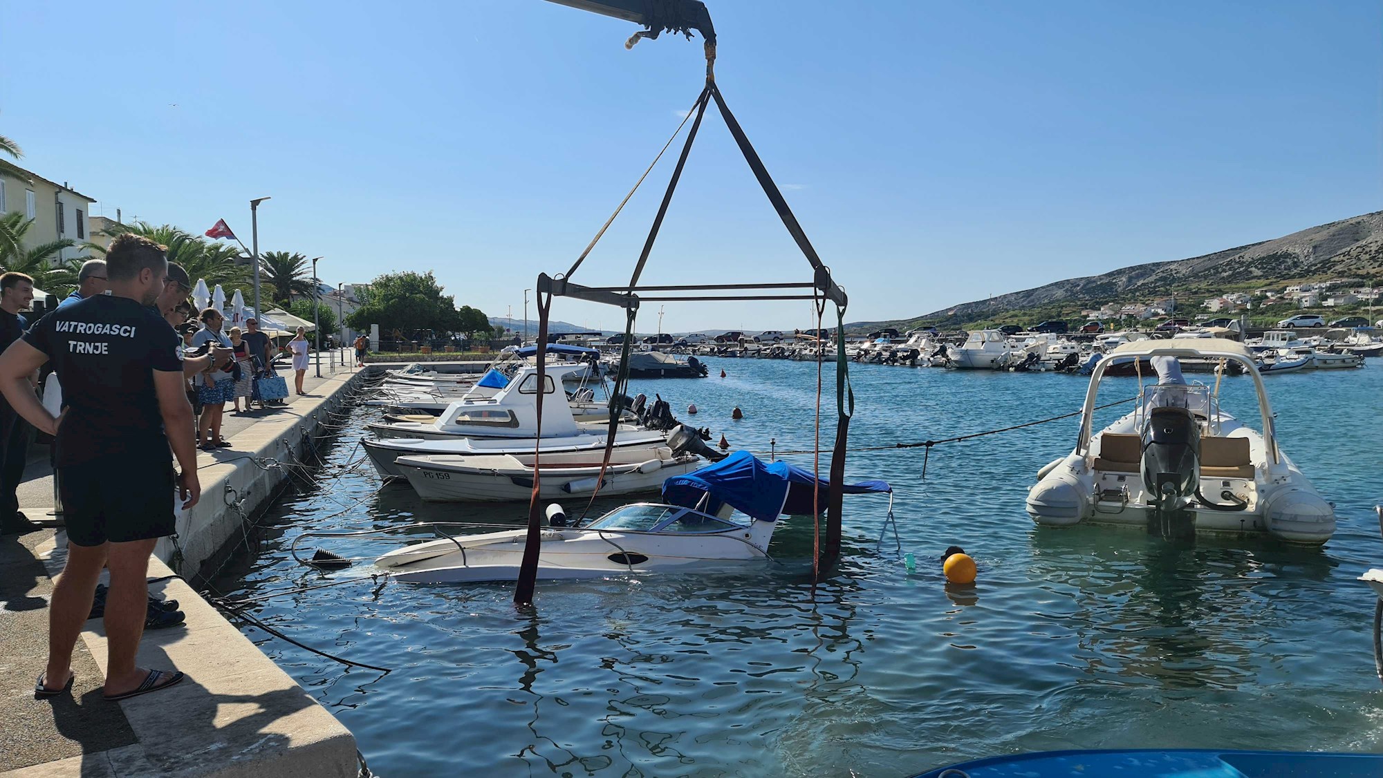 VIDEO Potonuo gliser u luci na Pagu, izvlačili ga ronioci i vatrogasci