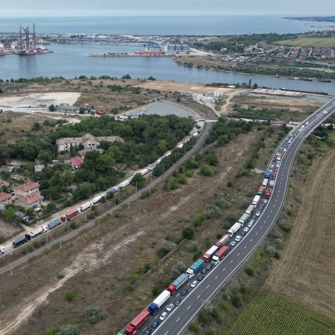 Stotine ukrajinskih kamiona danima čekaju da iskrcaju žito u lukama na Dunavu