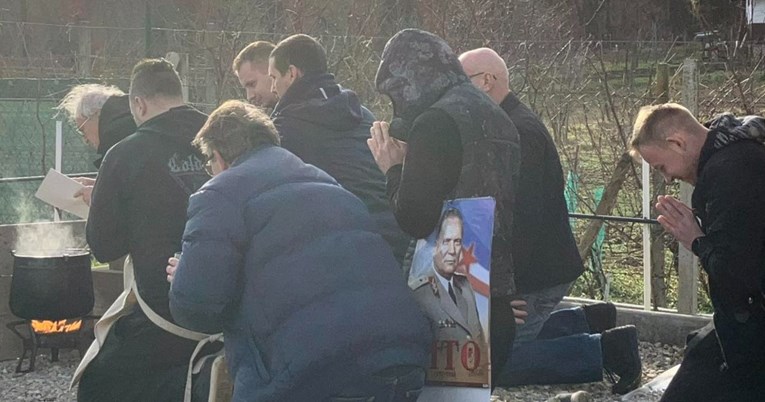 Muškarci koji su u Varaždinu klečali pred gulašom: Dobili smo prijetnje. Vjernici smo