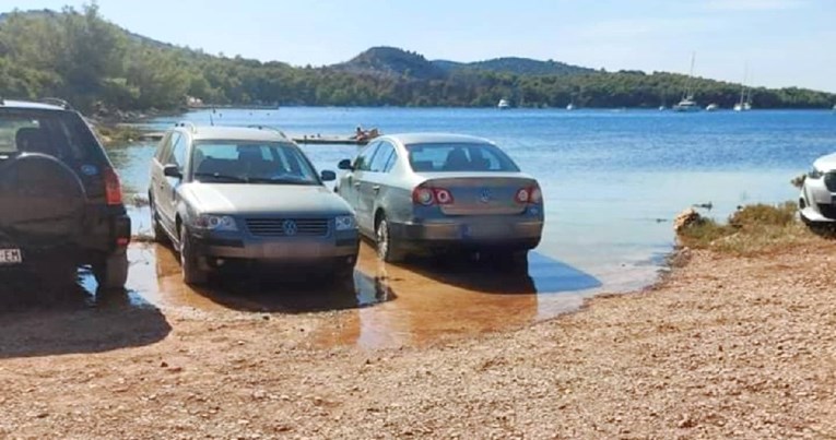 FOTO Dijele se fotke automobila parkiranih u plićaku u Šibeniku, evo što se dogodilo