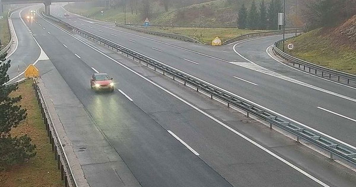 Diljem zemlje vlažni i skliski kolnici, kod Karlobaga promet ograničen zbog bure