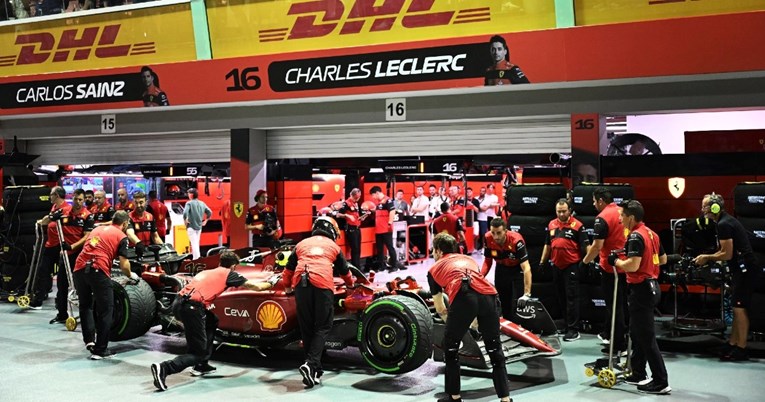 Pogledajte kako je mehaničar McLarena pomagao Ferrarijevom vozaču