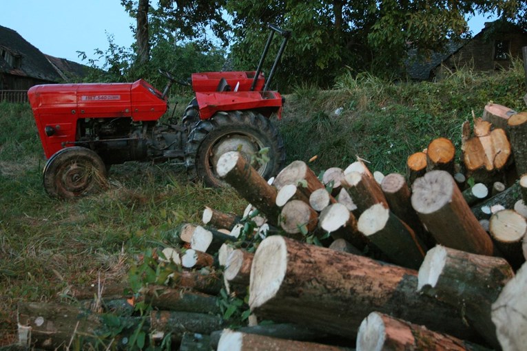 Utovarivao drvo na traktor, a nije ga osigurao. Traktor ga pregazio