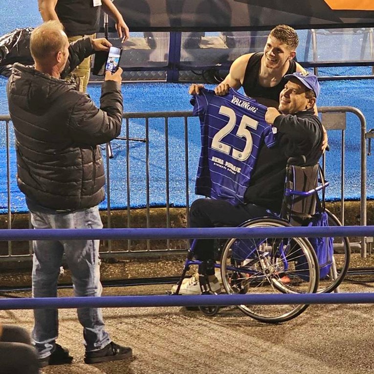 Nogometaš Dinama zagrlio i fotkao se s navijačem u invalidskim kolicima