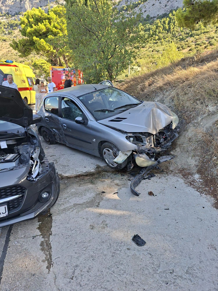 Nesreća u Brelima: Vatrogasci izvlačili osobu iz vozila