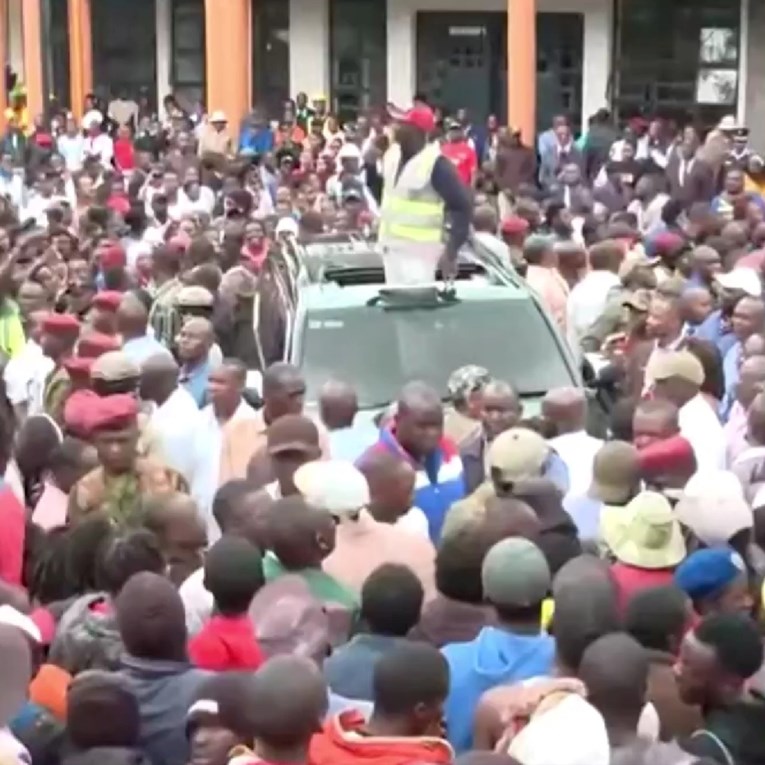 Pratnja kenijskog predsjednika pregazila Britanca s dva auta. Nisu se zaustavili