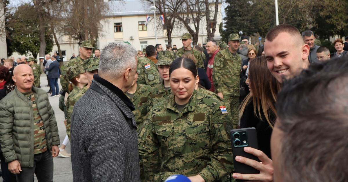 FOTO Ludnica oko Thompsona u Požegi. Diva: Ne znam kako ću ćaću odavde spasit