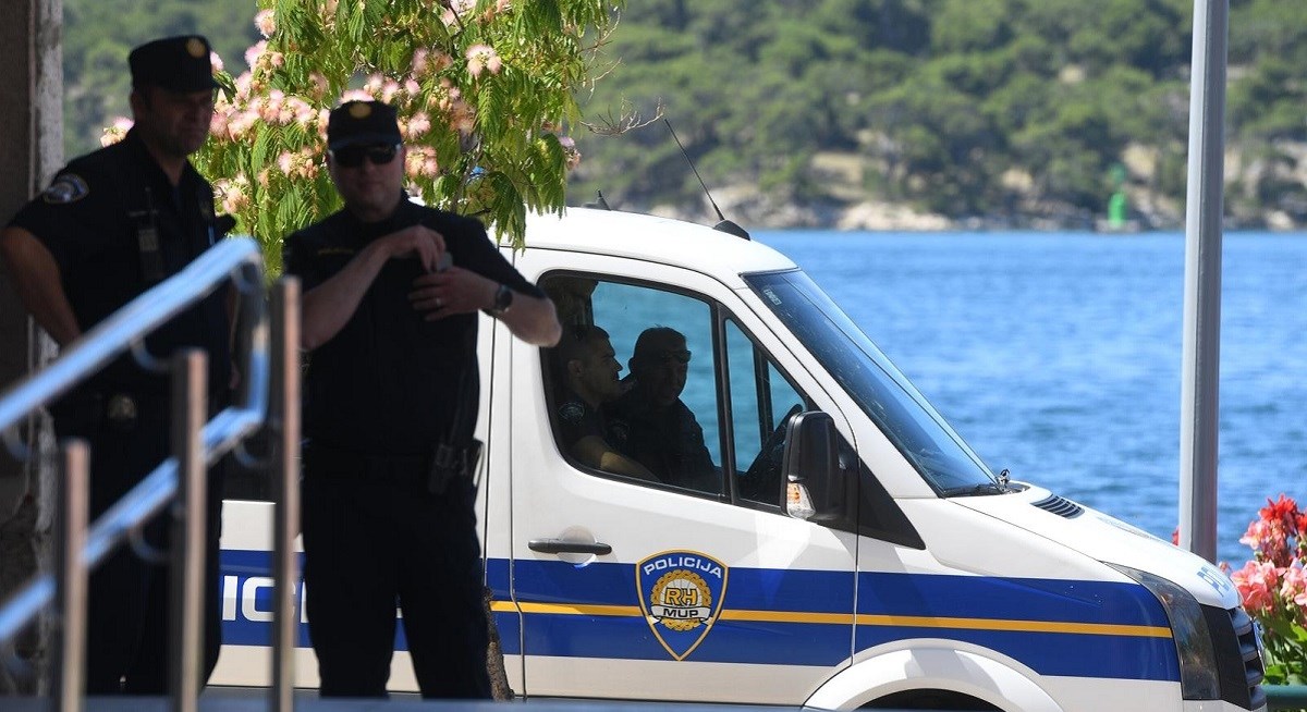 U Šibeniku istukli konobara jer im je odbio poslužiti piće nakon radnog vremena