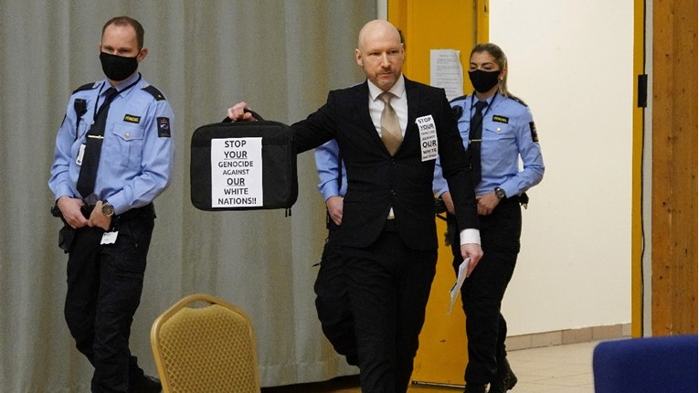 Počelo saslušanje Breivika o puštanju na slobodu, on u sudnicu ušao s naci-pozdravom