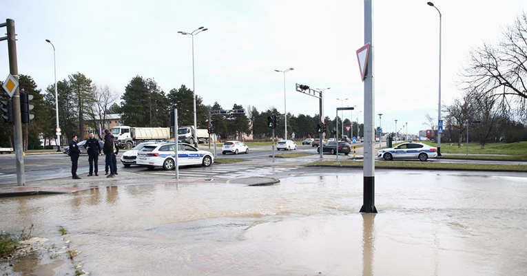 FOTO Pukla cijev na raskrižju u Zagrebu. Poplavljeni cesta i nogostup