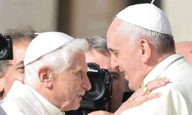Vatikanski nadbiskup objavio knjigu, piše o sukobima pape Franje i Benedikta