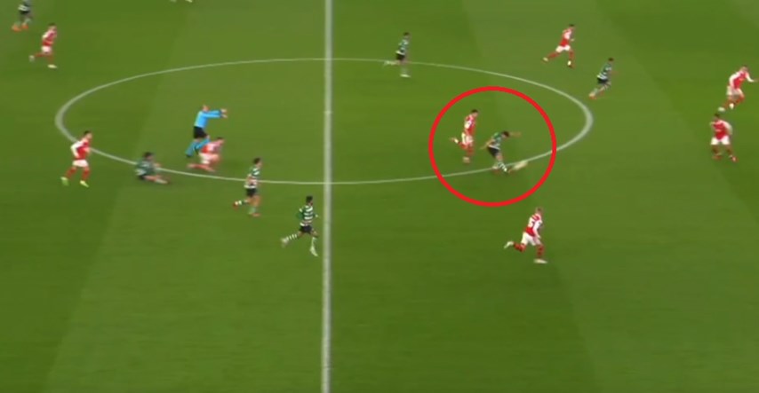 VIDEO Arsenalov golman primio golčinu s centra. Pogledajte ga