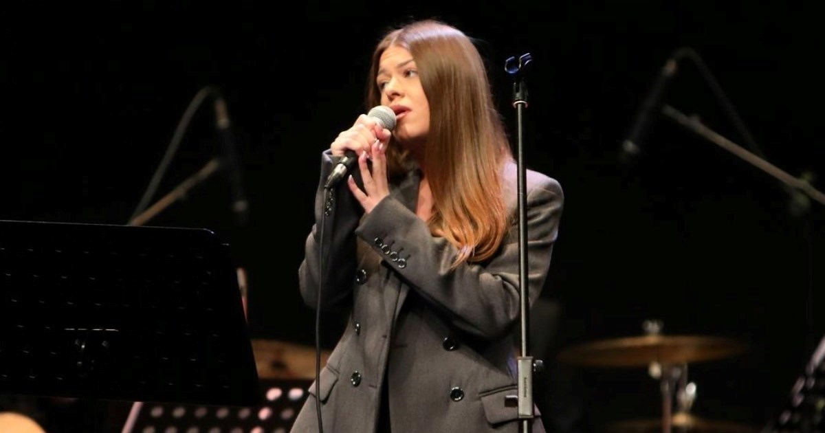 Lu Dedić zapjevala na koncertu u čast djedu Arsenu