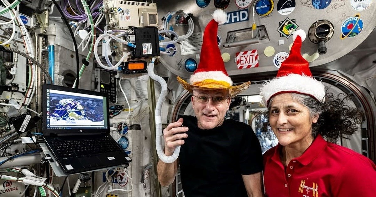 NASA-ina fotka zbunila ljude: "Odakle im božićne kapice nakon mjeseci u svemiru?"