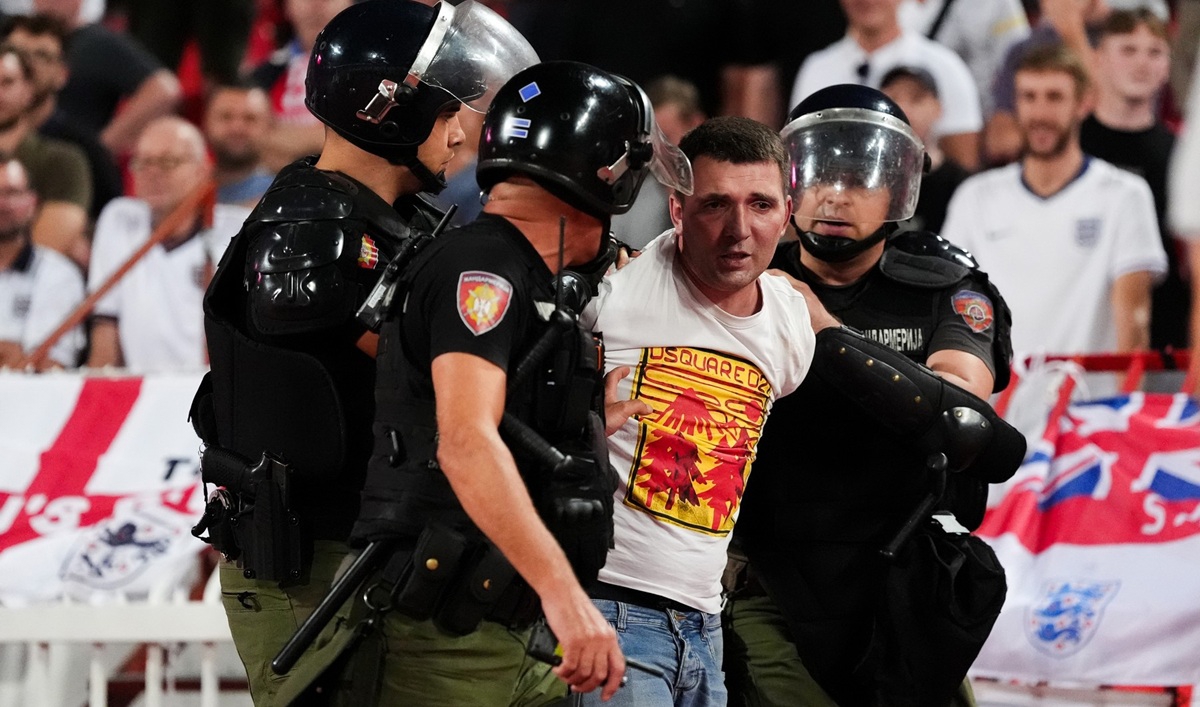 Englezi: Kaos na stadionu u Beogradu. Prestrašena djeca tražila zaklon od nasilja