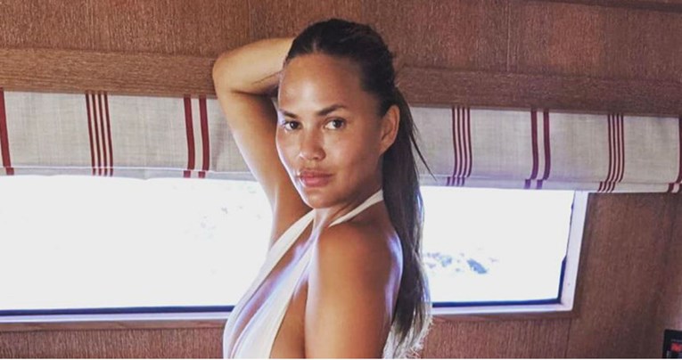 Chrissy Teigen na ljetovanju nosi najrizičniji kupaći kostim koji smo vidjeli