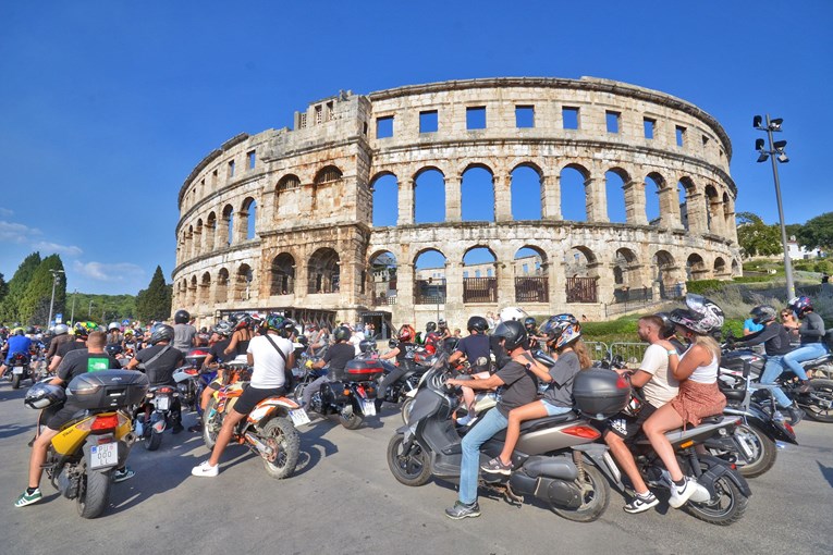 Defile bajkera u Puli privukao pozornost turista